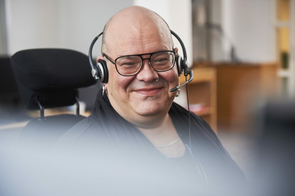 Bild på medarbetare på YouCall med headset Bild på en medarbetare med headset